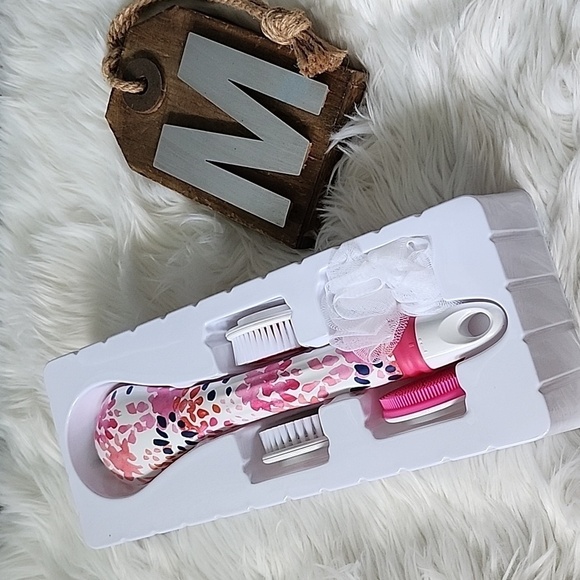 Blushly Cleansing and Exfoliating Body Brush with 4 Brush Heads NIB - Picture 1 of 7